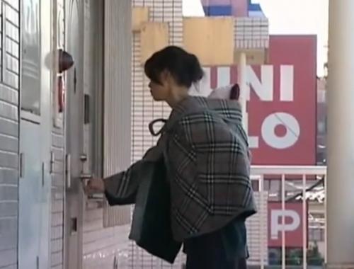 子供を産んでから性欲が増した淫乱人妻をやりたい盛りの不倫男が濡れた割れ目に熱い肉棒を無理やり押し込む！