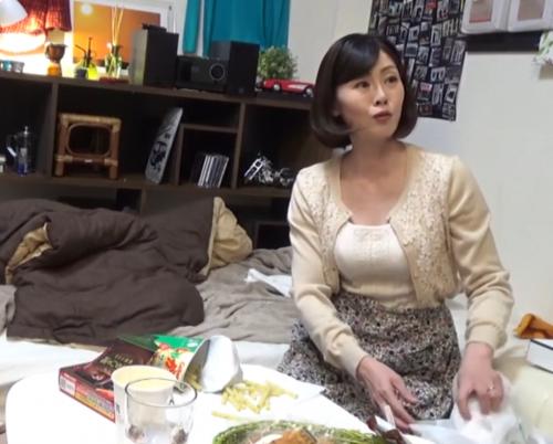 おばさんレンタルしたらスタイル抜群の熟れた人妻がやってきた！若いバキバキち〇ぽが気になって仕方が無いお年頃ｗ