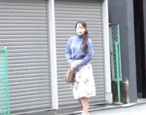 潮吹きしなかったら100万円！！ｗ素人の綺麗な奥様を出会い系で募集して淫乱ま〇こに電マプレイ！