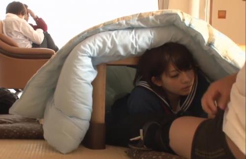 コタツで親友妹にちょっかい出したら乗ってきた！周囲にバレないようにエチエチｗ