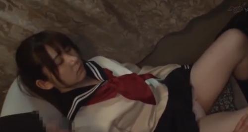 深夜バスで隣に乗った現役女子〇生のパンツをずらして強引にバスの中でレ〇プ！！