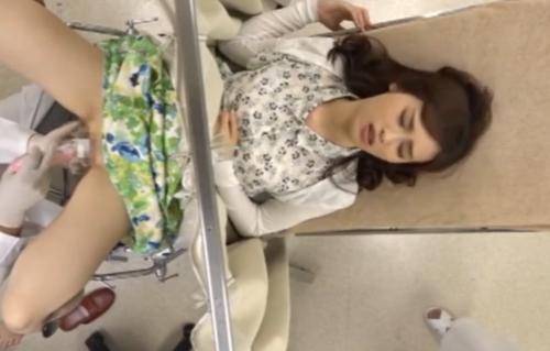 産婦人科に来た美人妻を診察と偽って変態ま〇こをバイブでイタズラｗ濡れてきた所で肉棒挿入！！