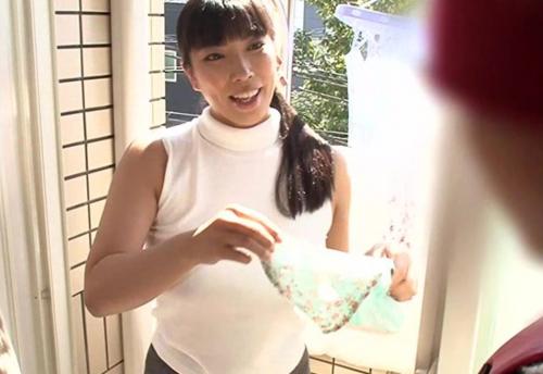 エロガキを手玉にとって若い肉棒をパイズリしちゃう淫乱団地妻シリーズｗ自慢の爆乳でパイズリされたら暴発必至ｗ