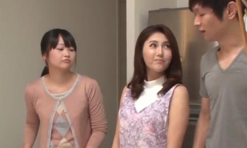 娘の彼氏がイケメンでタイプだったから思わずち〇こを触って挑発しちゃうお母さんｗ若い肉棒欲しさに何でもしますｗ