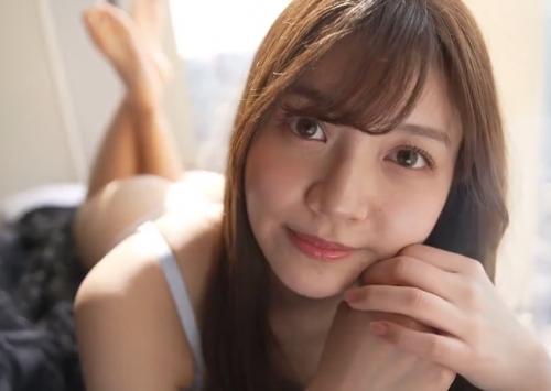 ドアを開けた瞬間、始まる底無しの欲望・・・。ズブ濡れオマンコへと自ら挿入。