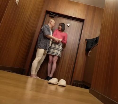 旦那と喧嘩して家出したら変態キモ親父に捕まってそのまま生ハメコース！ｗ完全に肉便器化とされ奴隷におちていくｗ