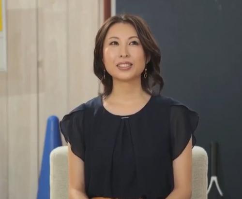 清楚で熟した体に張り付く水着がエロすぎるｗｗレギンスずらして強引に生挿入！ｗ