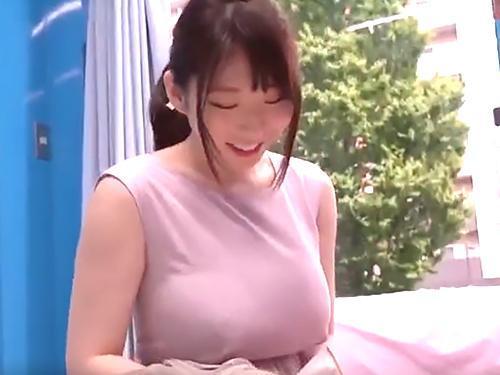 【マジックミラー号】優しい巨乳人妻ナンパ！デカチンが悩みの男性に素股ご奉仕で我慢できず敏感マンコに連続中出し不倫セックス！