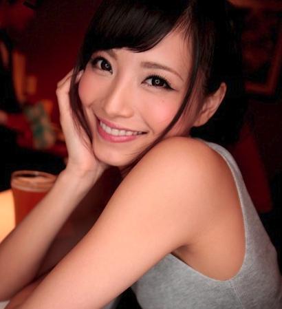 ベッドの上で腰を浮かせてデカチンポにピストンされる美女♪乳首ビンビンにして感じてるｗ