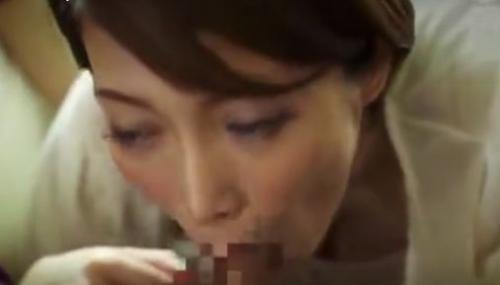 フェラチオ奉仕を強要される美女・・・そのままイラマされて口内射精でフィニッシュ！