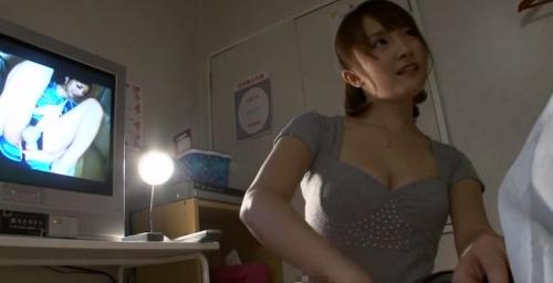 AV見てたら美女が来た！？いやらしい手コキ、フェラで射精をお手伝い！