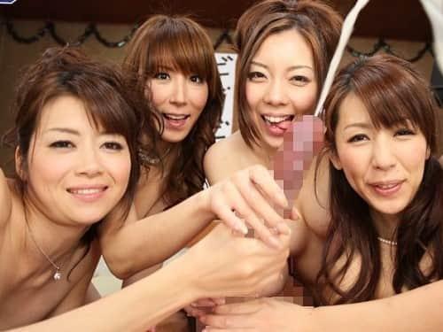 美魔女4人と乱交SEX！4人のアラフォー熟女にチンコを好き放題弄ばれ陰嚢タンク精子エンプティになるまで絞り取られる！