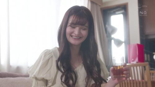 ひなたまりん　スレンダーで長身巨乳お姉さんが窓際から誘惑！旦那に不満のある若妻が窓際で裸体晒して・・・
