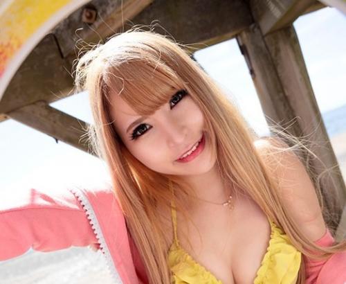 甘夏りいな　金髪白ギャルお姉さんと海の帰りに気分高まってカーセックス！狭い車内で電マ使われピックンピック連続アクメ
