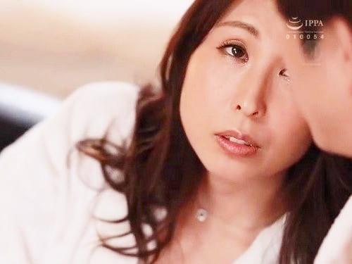 【佐田茉莉子】艶やかな美熟女上司と出張先でまさかの相部屋になってしまいシャワーを浴びるエロ美しい肉体に我慢できず。。。