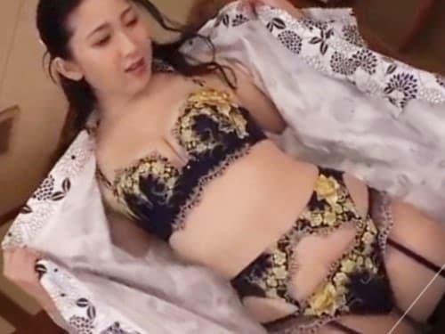 【妃ひかり】彼女ができたことに嫉妬した巨乳美魔女な女上司に相部屋を仕組まれフル勃起させられたチ〇ポに跨り杭打ちで。。。