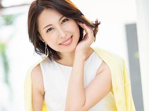 【佐田茉莉子】「美」と「聡明さ」を兼ね備えた妖艶な現役美容家が輝くためにAV出演を決心し艶っぽい肉体を露にして。。。