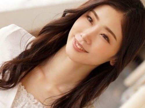 【小松杏】隣に引越してきた妖艶な雰囲気の美人妻に誘われて！耳元で甘い囁きに流されるまま勃起チ〇ポを差し出して。。。