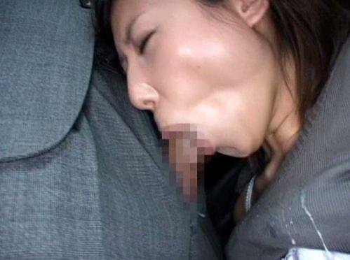 【企画】満員のバスの中で密着していた男とキスしてそのままセックスしちゃうドスケベ女