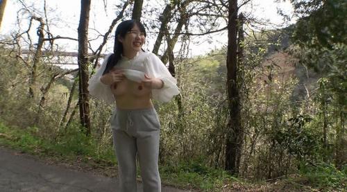 【企画】トイレがなくて我慢できずに野外でズボンをはいたままおしっこを漏らしちゃう女の子