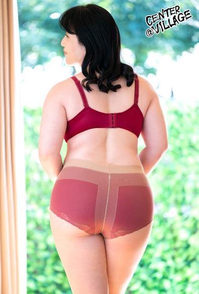 【AVデビュー】初めての撮影で恥ずかしがりながらストリップショーを披露する五十路の人妻さん