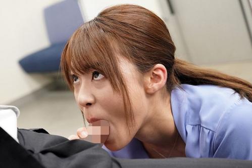 【企画】お姉さんが誰もいない電車の中で目の前の男を誘惑してそのままセックスしちゃってるよ