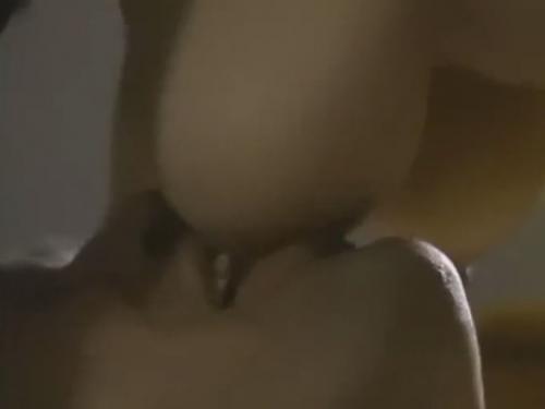 【ヘンリー塚本】自分のおっぱいを執拗に舐め回す男の舌使いにだんだん感じ始めちゃう淫乱な人妻さん