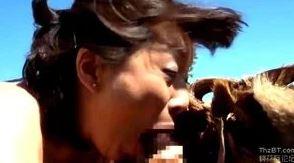 【野外】青空の下で現地の黒人とセックスしまくる看護師のおばさん