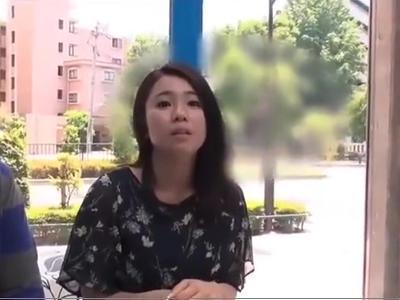 美人な人妻をナンパして不倫セックス。旦那以外の男のちんぽで気持ちよくされる