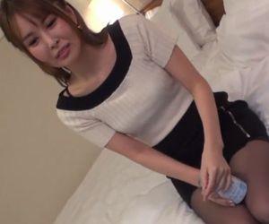 スレンダーできれいなNo.1キャバ嬢とセックス。美脚にガーターベルトの組み合わせは最強