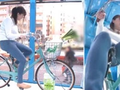 買い物帰りのきれいな人妻が大人のおもちゃ付きバイクに跨って気持ちよくなる。股間に激しい刺激が伝わってよがりまくり