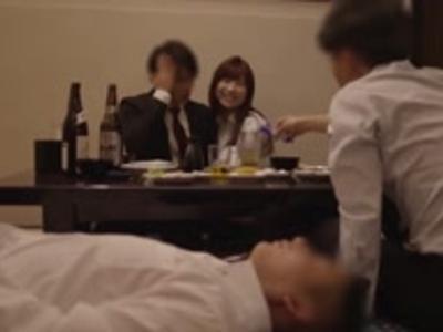 「誰にも言わないでよ」初めは拒絶していた素敵な人妻も酒の力もあって不倫しちゃう