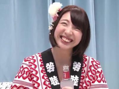 フンドシを姿の魅力的な女の子が恥ずかしがりながらも感じちゃう。女の子がふんどしはくとスケベすぎる