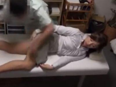 仕事帰りの魅力的なOLにセクハラストレッチ。だんだんと気持ちよくなって本番しちゃう