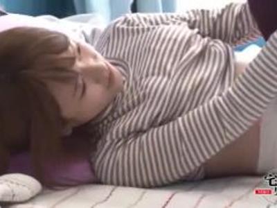 エロそうな女子大生が男友達との素股。性感帯を刺激されて我慢できずに生挿入を受け入れちゃう
