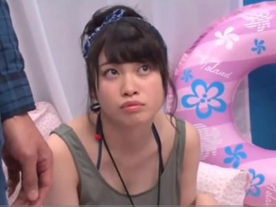 海で見つけたきれいな女の子が童貞筆おろし！女子大生が母性本能を出して優しく教えてあげる