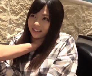 二十歳のエッチな美少女をホテルに連れ込んでハメ撮り。激しい突き上げピストンで感じちゃう
