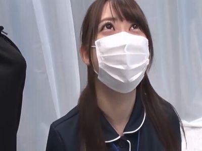 『ちょっと待ってください』私好みな体型をした看護婦さんにチンポを合法的に露出。勃起しているチンポに発情しちゃう