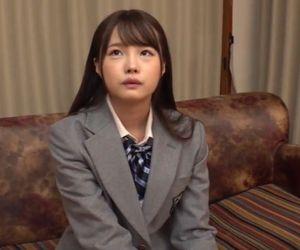 美形な女子高生が彼氏じゃない知り合い男性と一緒にお風呂に入ってセックス