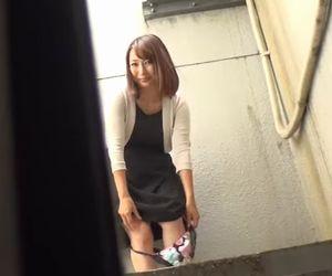 魅力的な人妻を覗いていたらこっちに見せつけるように誘惑オナニーしてきた