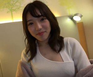地方の女子大生のいちゃらぶハメ撮り動画。パイパンマンコに激しいピストン
