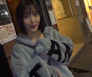 ガールズバーで働くかわいい女子大生をナンパしてセックス。メイドコスプレさせて騎乗位で気持ちよくなっちゃう