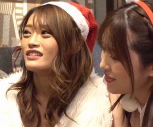 キャバ嬢2人をクリスマスにナンパしてセックス。サンタコスプレでギャル2人と4Pしちゃう