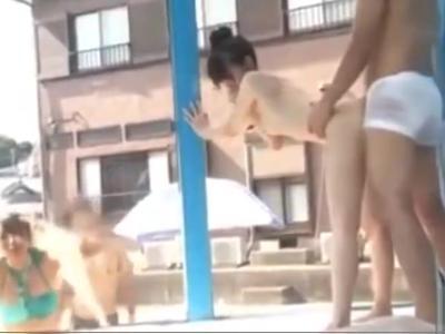 愛らしい女子大生が男友達と素股企画にチャレンジ。クリが擦れてだんだんと気持ちよくなってセックスしちゃう