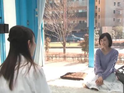 美形な女の子がスマタしていたら濡れ濡れになりすぎてゴムを付けていない男性器がヌルっと入っちゃう