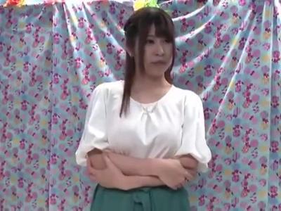 素敵な彼女をミラー号に連れ込んでセックス。マジックミラーを隔てて彼氏に視線を送りながら気持ちよくなる