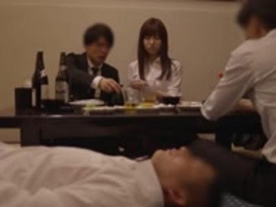 「誰にも言わないでよ」初めは拒絶していた愛らしい人妻も酒の力もあって不倫しちゃう