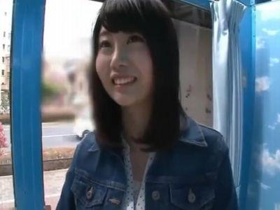 魅力的な見た目の女子大生AV女優が通う大学に突撃。同級生に気づかれないようにエッチなことしちゃう