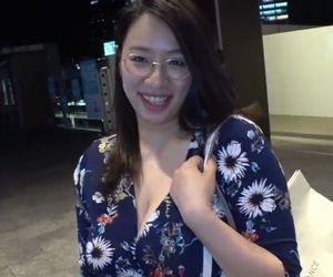 むっちりボディの眼鏡お姉さんとセックス。たるんだお腹がピストンで揺れてエロイ