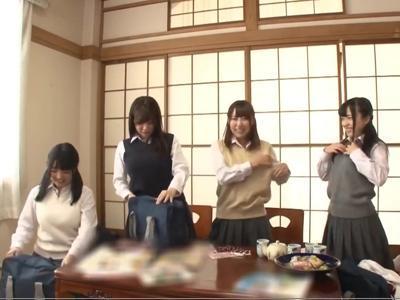 「先生来ちゃうよ…」修学旅行でテンション上がったJK達が男子とスケベなことしている